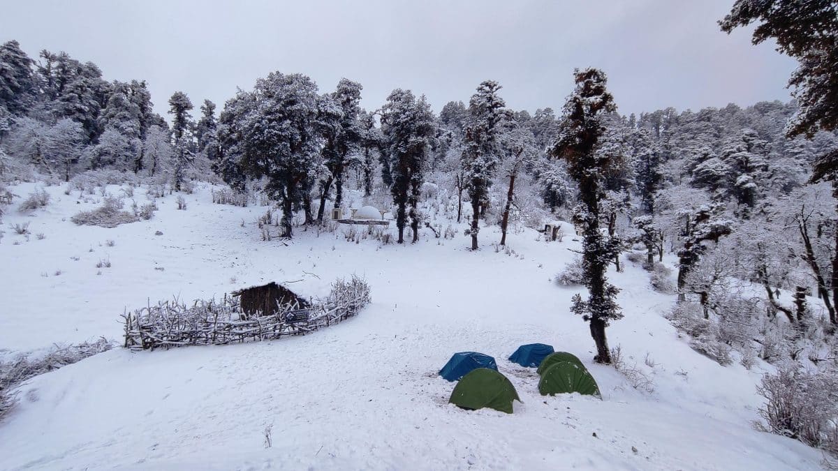 Tentes colorées dans la neige représentant un environnement d'affaires dynamique